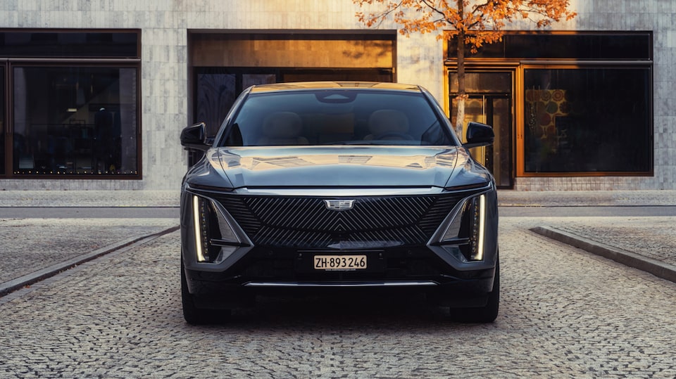 Grille de la LYRIQ et Cadillac insigne